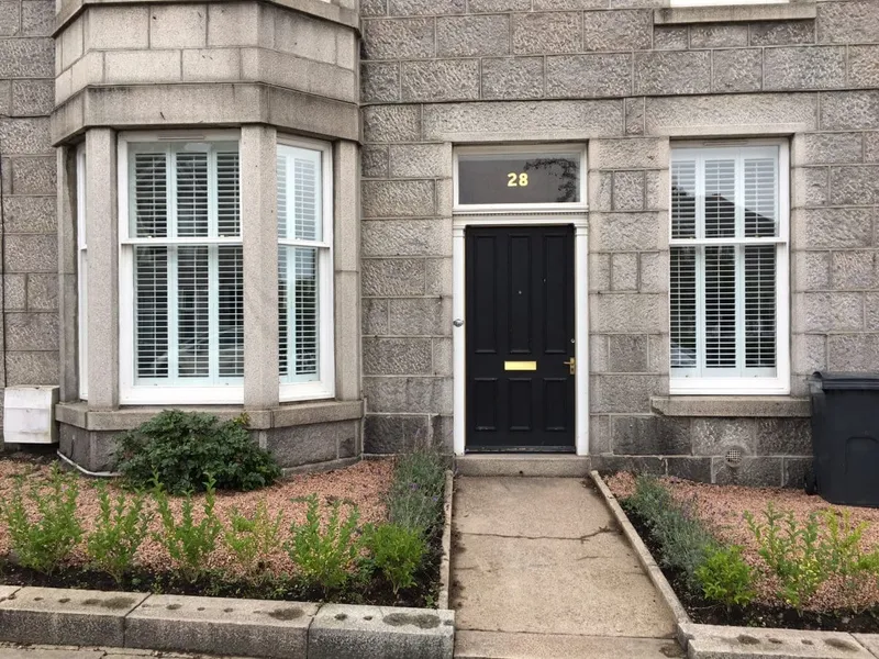 Outside Bay and single window Roberts 22:9